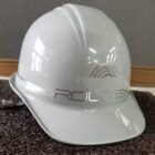 工事用ヘルメットをカッコ良く見せる為に会社ロゴマークをシルバーヘアラインのカッティングシートで貼る